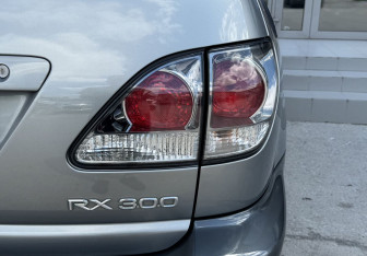 Подержанный автомобиль Lexus RX 2001 года (9 фото)