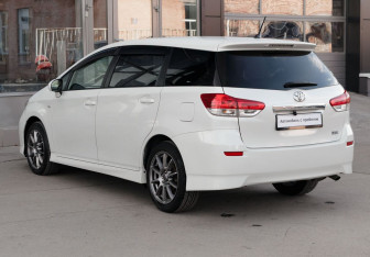 Подержанный автомобиль Toyota Wish Minivan 2011 года (7 фото)