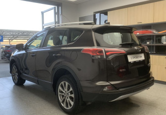 Подержанный автомобиль Toyota RAV4 2016 года (6 фото)