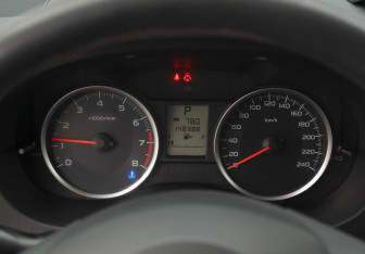 Подержанный автомобиль Subaru XV 2012 года (12 фото)