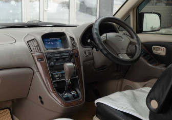 Подержанный автомобиль Toyota Harrier 2000 года (10 фото)