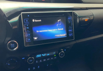 Подержанный автомобиль Toyota Hilux 2015 года (15 фото)