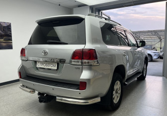 Подержанный автомобиль Toyota Land Cruiser Suv 2008 года (4 фото)
