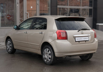 Подержанный автомобиль Toyota Allex 2002 года (7 фото)