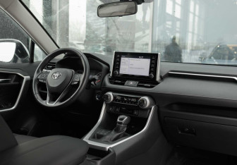 Подержанный автомобиль Toyota RAV4 2020 года (10 фото)