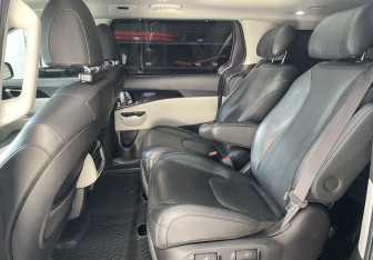 Подержанный автомобиль Kia Carnival 2021 года (9 фото)