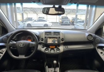 Подержанный автомобиль Toyota RAV4 2012 года (11 фото)