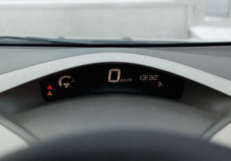 Подержанный автомобиль Nissan Leaf 2011 года (14 фото)