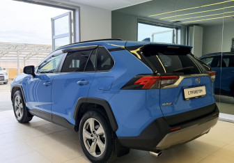 Подержанный автомобиль Toyota RAV4 2021 года (6 фото)
