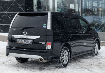 Подержанный автомобиль Toyota ISis 2013 года (5 фото)