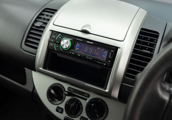 Подержанный автомобиль Nissan Note 2009 года (13 фото)