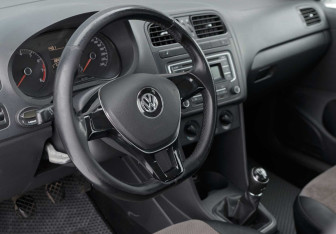 Подержанный автомобиль Volkswagen Polo Sedan 2015 года (11 фото)