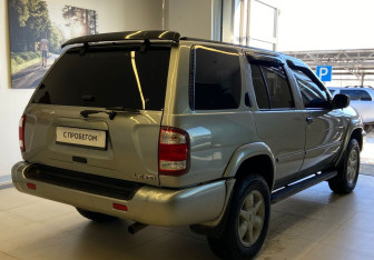 Подержанный автомобиль Nissan Pathfinder 2001 года (4 фото)