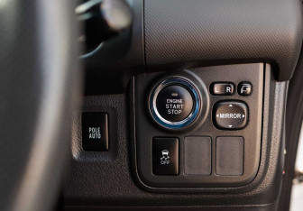 Подержанный автомобиль Toyota Wish Minivan 2012 года (16 фото)