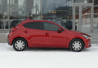 Подержанный автомобиль Mazda Demio 2016 года (4 фото)