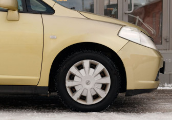 Подержанный автомобиль Nissan Tiida Hatchback 2005 года (9 фото)