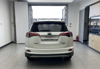 Подержанный автомобиль Toyota RAV4 2017 года (5 фото)