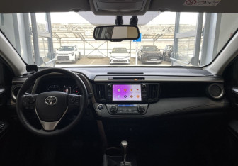 Подержанный автомобиль Toyota RAV4 2017 года (10 фото)