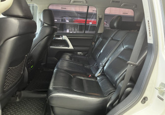 Подержанный автомобиль Toyota Land Cruiser Suv 2012 года (15 фото)