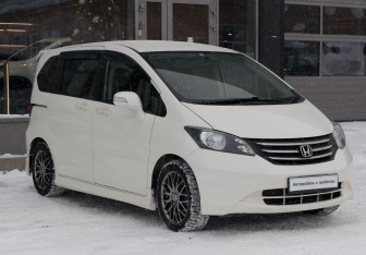 Подержанный автомобиль Honda Freed 2010 года (3 фото)