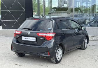Подержанный автомобиль Toyota Vitz 2017 года (5 фото)