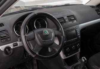 Подержанный автомобиль Skoda Yeti 2012 года (11 фото)