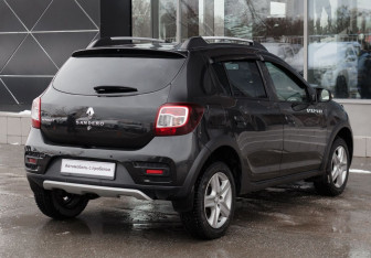 Подержанный автомобиль Renault Sandero 2017 года (5 фото)