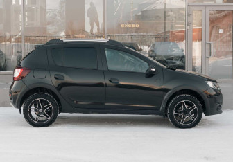 Подержанный автомобиль Renault Sandero 2016 года (4 фото)