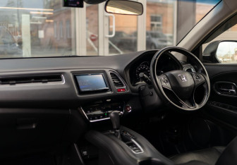 Подержанный автомобиль Honda Vezel 2014 года (10 фото)