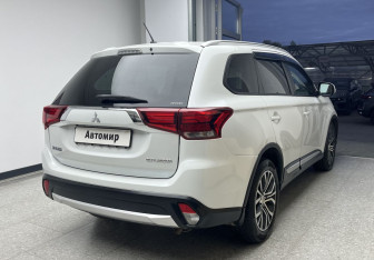 Подержанный автомобиль Mitsubishi Outlander 2015 года (4 фото)