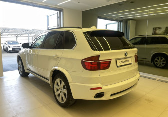 Подержанный автомобиль BMW X5 2013 года (6 фото)