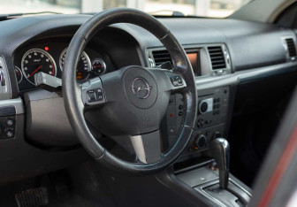 Подержанный автомобиль Opel Vectra Sedan 2006 года (10 фото)