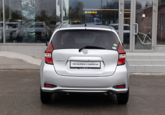 Подержанный автомобиль Nissan Note 2018 года (6 фото)