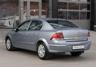 Подержанный автомобиль Opel Astra Sedan 2008 года (7 фото)