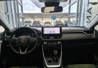 Подержанный автомобиль Toyota RAV4 2025 года (8 фото)