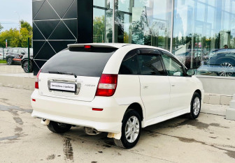 Подержанный автомобиль Toyota Nadia 2001 года (5 фото)