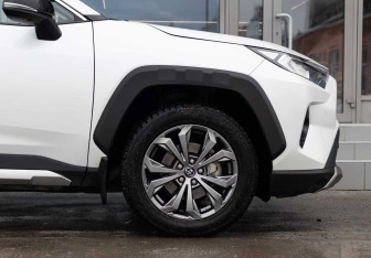Подержанный автомобиль Toyota RAV4 2023 года (9 фото)
