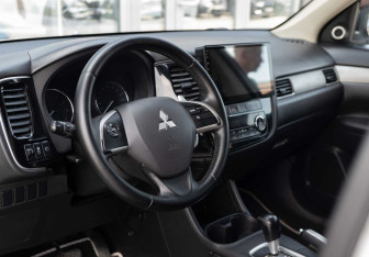 Подержанный автомобиль Mitsubishi Outlander 2013 года (11 фото)