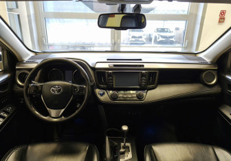 Подержанный автомобиль Toyota RAV4 2017 года (10 фото)