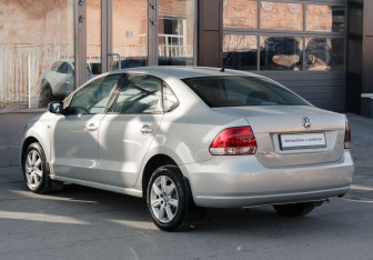 Подержанный автомобиль Volkswagen Polo Sedan 2011 года (7 фото)