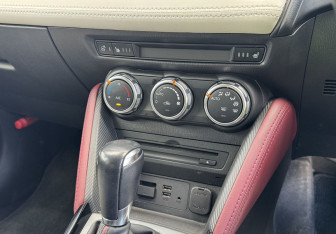 Подержанный автомобиль Mazda CX-3 2016 года (17 фото)