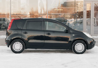 Подержанный автомобиль Nissan Note 2010 года (4 фото)