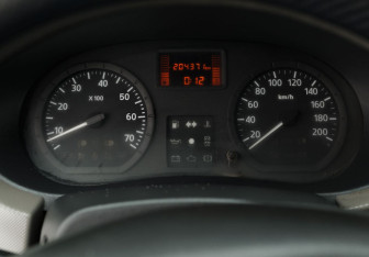 Подержанный автомобиль Renault Sandero 2011 года (12 фото)