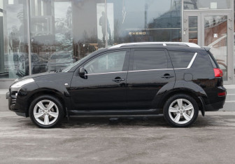 Подержанный автомобиль Peugeot 4007 2010 года (8 фото)