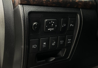 Подержанный автомобиль Toyota Land Cruiser Suv 2013 года (17 фото)
