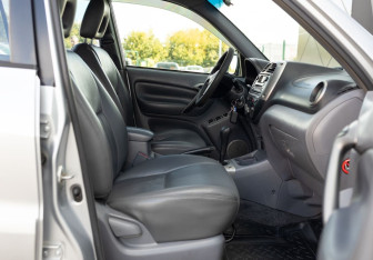 Подержанный автомобиль Toyota RAV4 2002 года (19 фото)