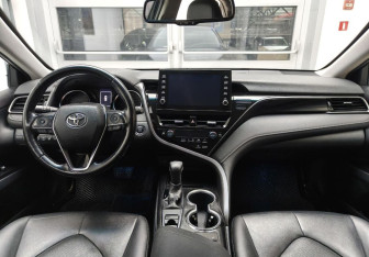 Подержанный автомобиль Toyota Camry Sedan 2021 года (10 фото)