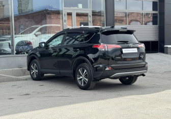 Подержанный автомобиль Toyota RAV4 2018 года (6 фото)