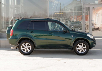 Подержанный автомобиль Toyota RAV4 2004 года (4 фото)