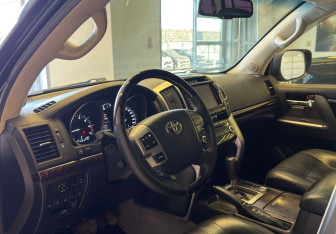 Подержанный автомобиль Toyota Land Cruiser Suv 2012 года (8 фото)